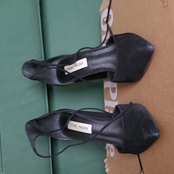 Black heels - Picture 2 of 3